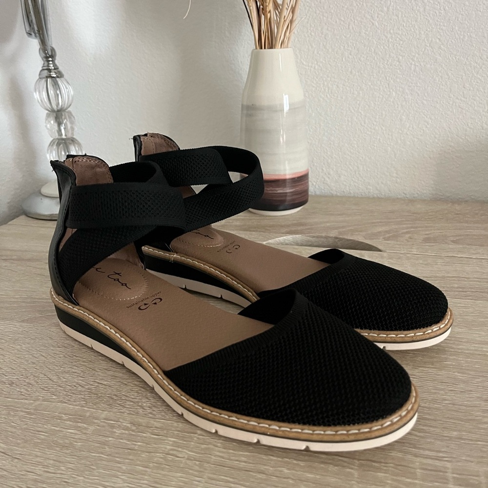 Me Too Adria Closed Toe Sandal